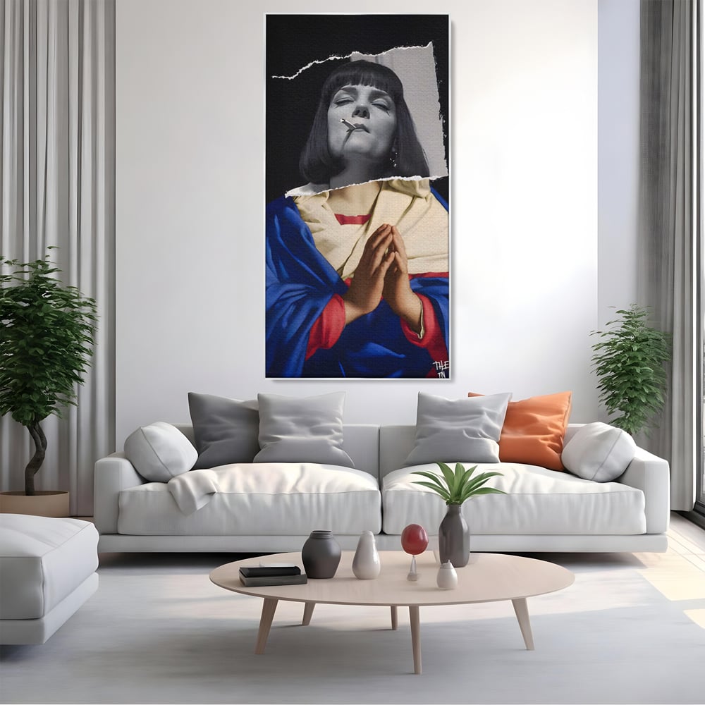Tablou canvas cu tablou canvas cu colaj suprarealist, in rama de aluminiu argintiu, pe perete intr-un living